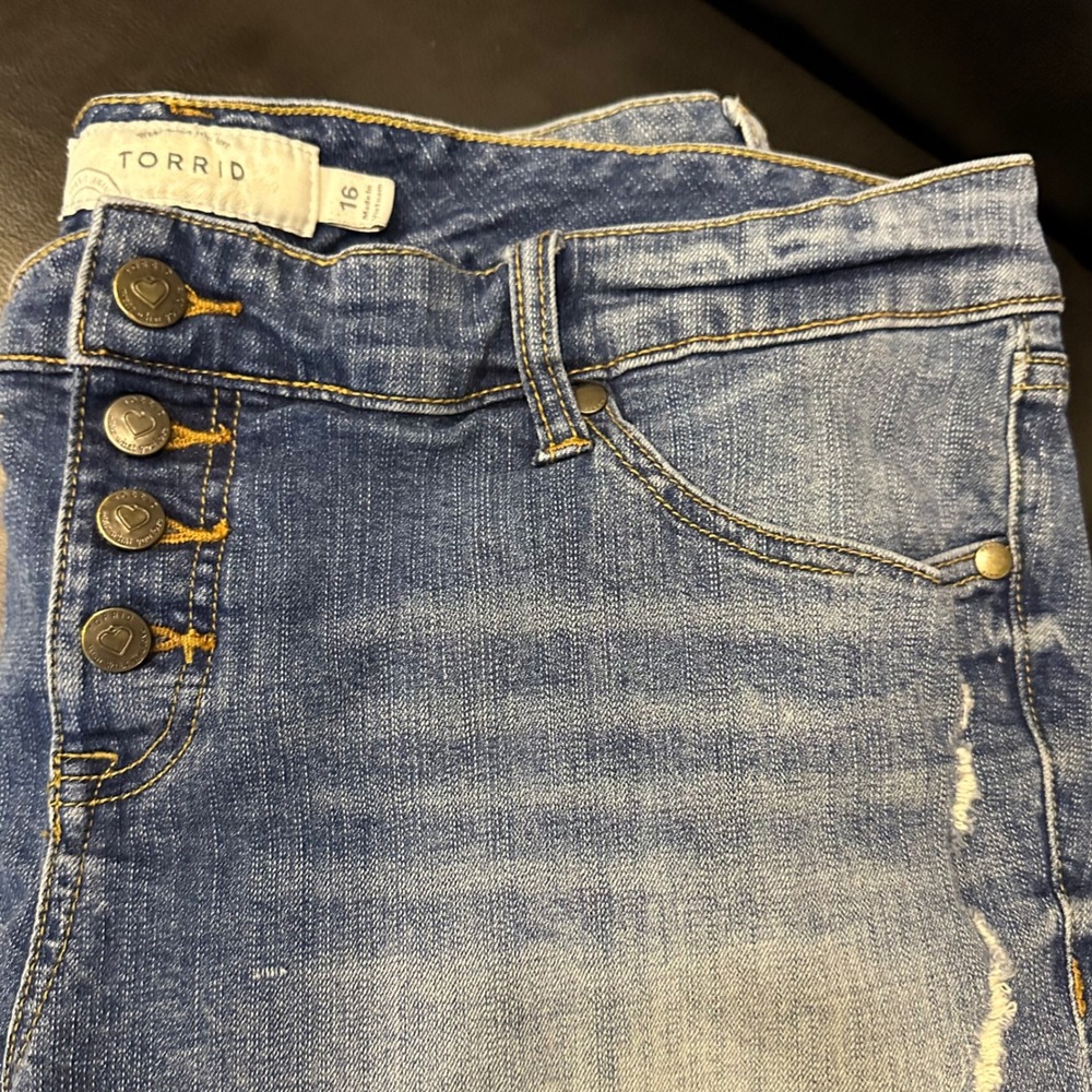 Torrid Womens Size 16 Distressed Denim Shorts Button Fly Frayed Hem Medium Wash
